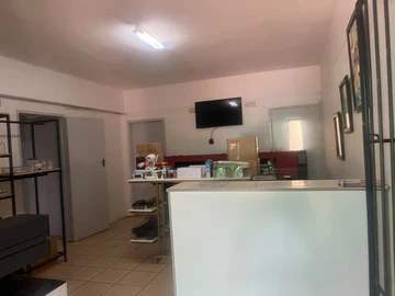 2 Bedroom Flat & Apartment