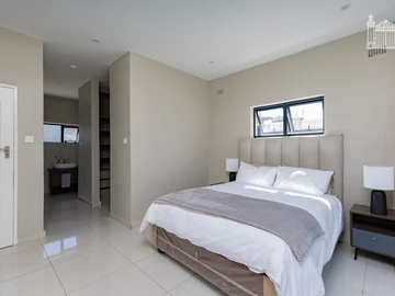 2 Bedroom Flat & Apartment