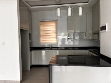 3 Bedroom Flat & Apartment