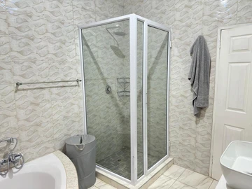 3 Bedroom Flat & Apartment