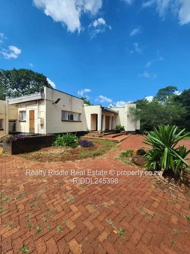 Greystone Park: 4-Bed Home on 9,185 m² with Pool & Borehole