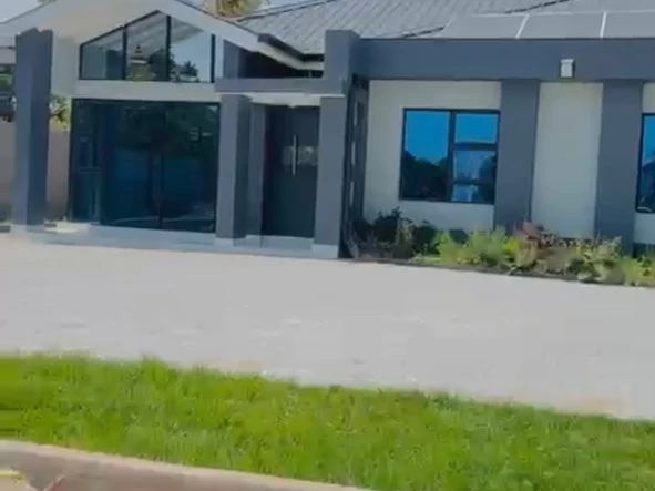 4 Bedroom Flat & Apartment
