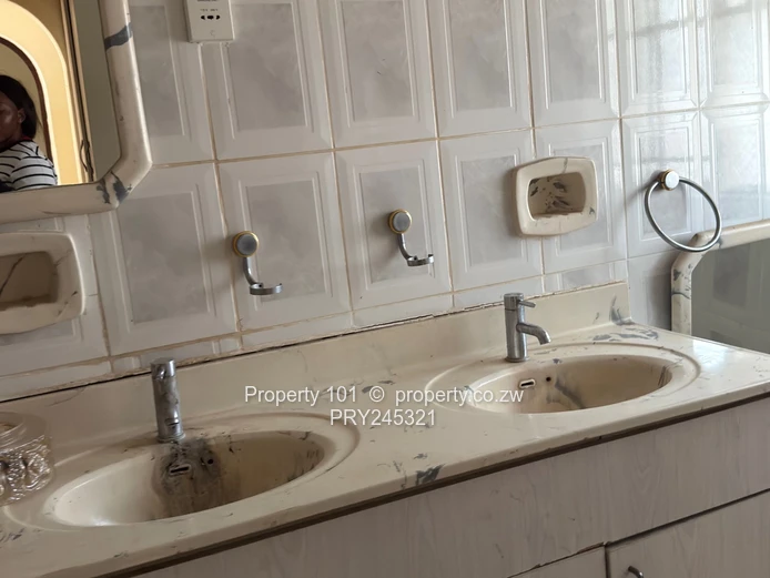 Price on application-Rental 5 bedrooms house in Borrowdale west