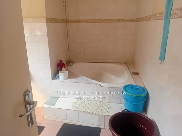 Ballantyne Park: 5-Bed Family Home with Pool & Borehole