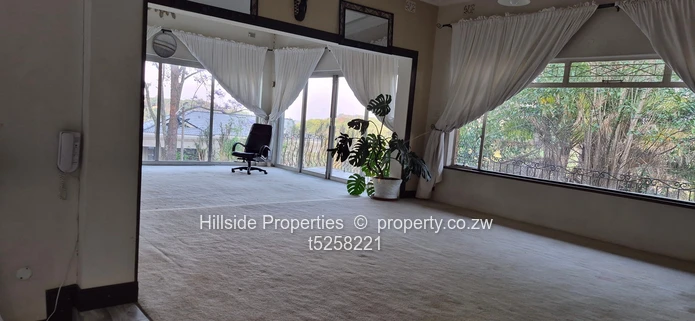 Glen Lorne 4-Bed 3-Bath: Modern Glass Wall & Garden