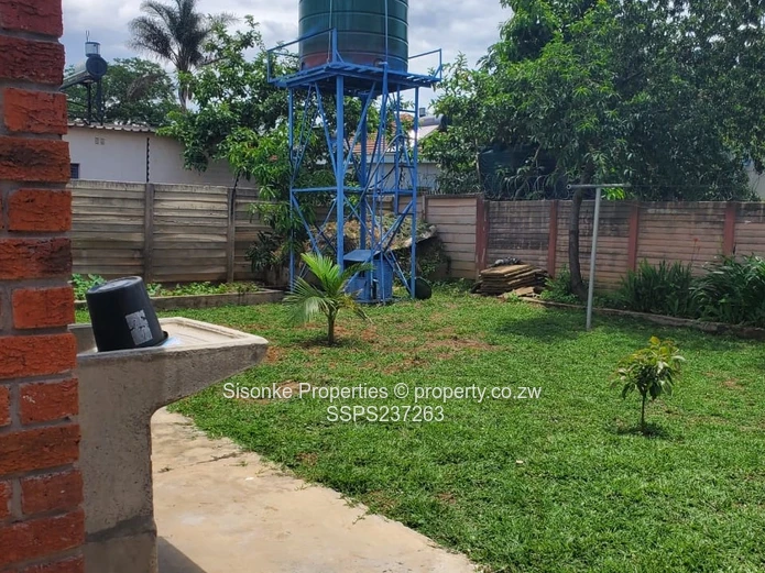 Spacious 3-Bed home with a modern fitted  kitchen — Avondale West