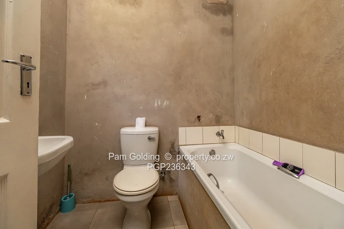 6 Bedroom Double Storey With a Prolific Borehole