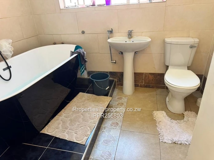 Quinnington 5-Bed Home: Double Garage, Borehole on 2056m²