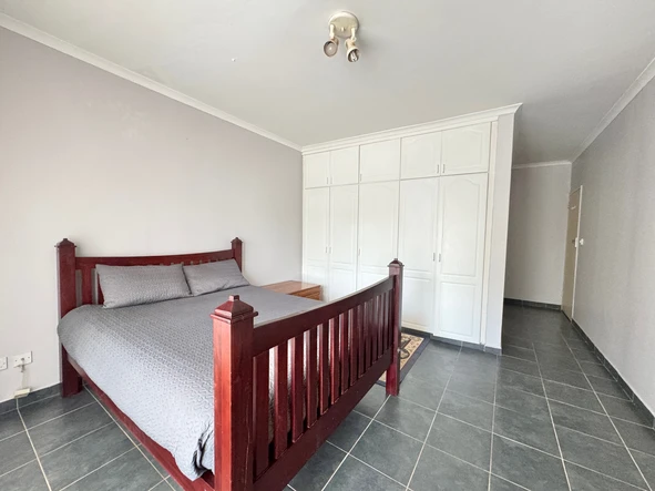 2 Bedroom Flat & Apartment