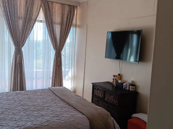 2 Bedroom Flat & Apartment