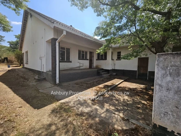 Solid Spacious House in the Old Leafy Winston Surburb of Marondera (Sole Mandate)