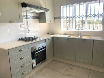 4 Bedroom Flat & Apartment