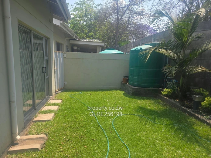 Sunlit 2-Bed, 2-Bath Newlands Flat with Borehole