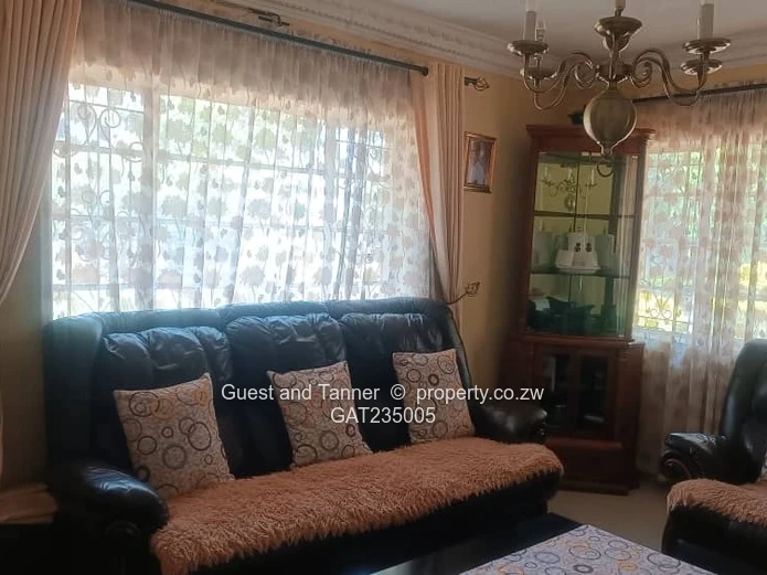 3 Bed House For Sale In Queensdale (Sole Mandate)