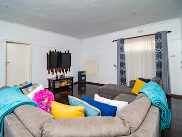 2 Bedroom Flat & Apartment
