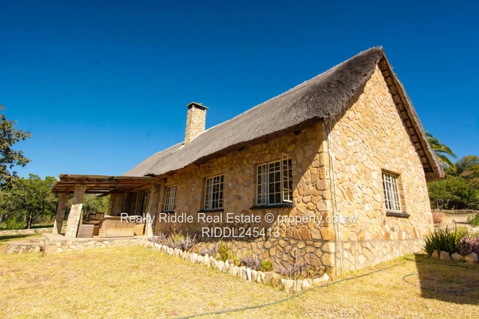 Nyanga Thatched Stone Lodge — Fireplace, AC & Wi-Fi