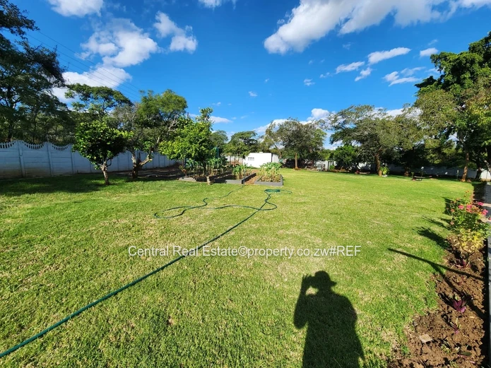 Modern 6-Bed Harben Park Home — 4000m², Pool & Borehole