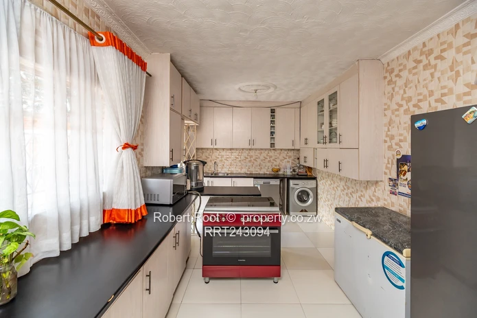 Neat 4 bed family home in Kambanji with stunning views!