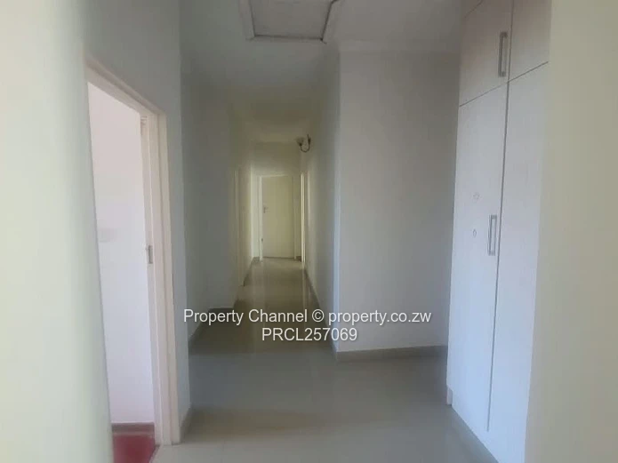 Spacious 7-Bed Home with Pool & Borehole, Greystone Park