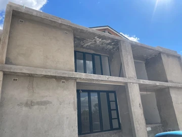 4 Bedroom Flat & Apartment