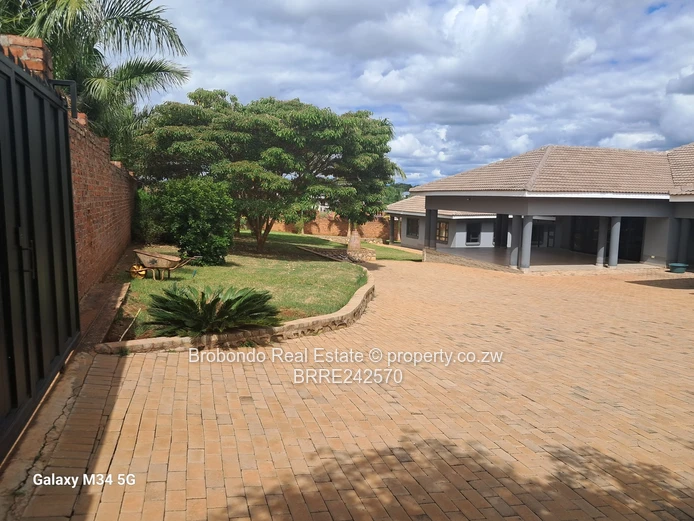 Discover this modern and luxury newly built property in Brookview for Sale! 