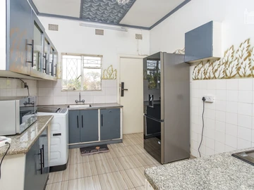 2 Bedroom Flat & Apartment