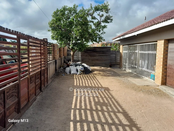 Mainway Meadows, Solid and Beautiful 4 Bedroom house for sale with a 2 bed guest wing.  (Sole Mandate)