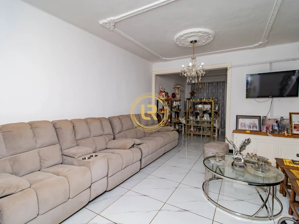 2 Bedroom Flat & Apartment