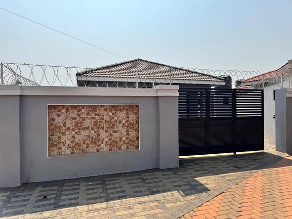3 Bedroom Flat & Apartment