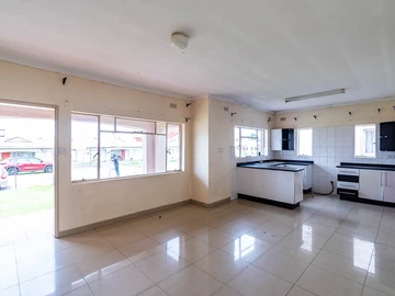 4 Bedroom Flat & Apartment