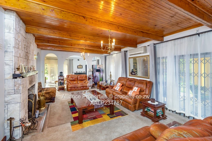 A magnificent opulent family home in Marlbrough (Sole Mandate)