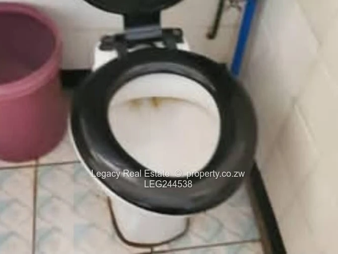 Secure Avenues Flat With Borehole & Parking