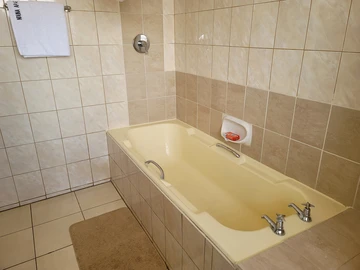 3 Bedroom Flat & Apartment