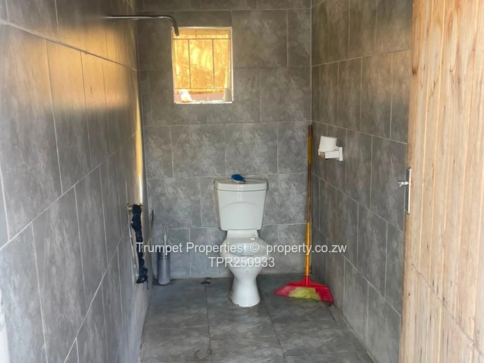Monavale 4-Bed: Main En Suite, Sleek Kitchen & Garage