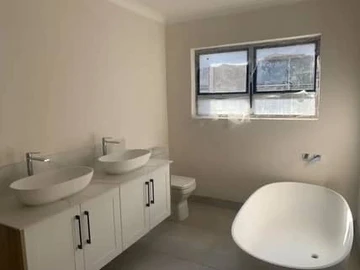 4 Bedroom Flat & Apartment