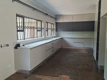 6 Bedroom Flat & Apartment