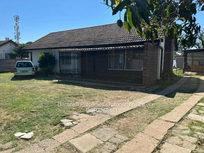 3BR Ashdown Park Bungalow — Verandah, Driveway & Flatlet