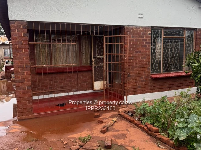 A neat 4-bedroom home sitting on 300m² with full Title Deeds. (Sole Mandate)