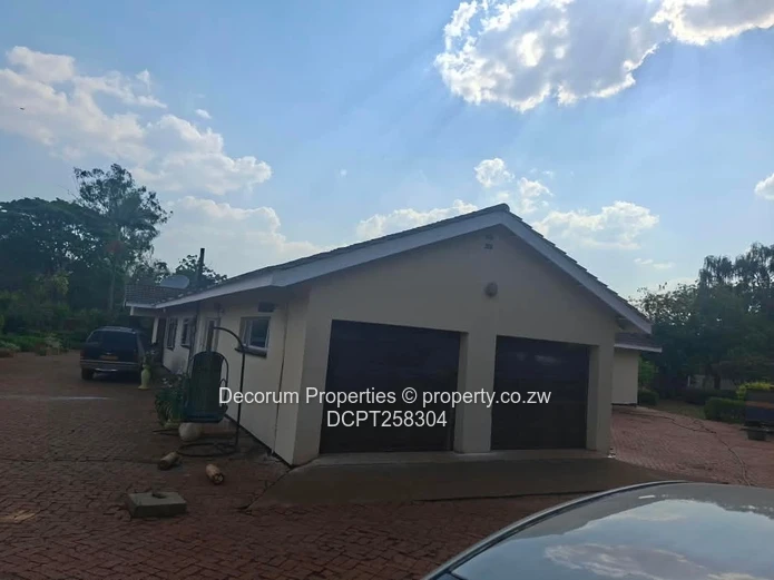 Highlands 5-Bed Home — Borehole, Garden & Fireplace