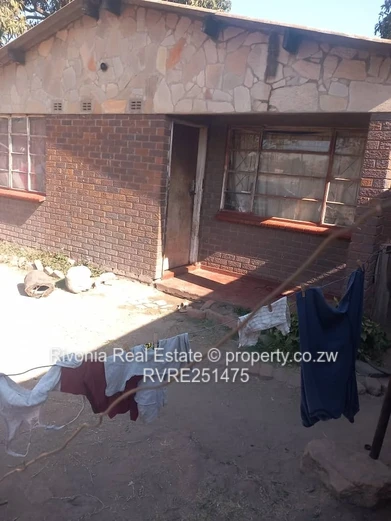 Glen View 4-Bed Brick Home with Courtyard & Side Passage