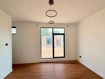 4 Bedroom Flat & Apartment