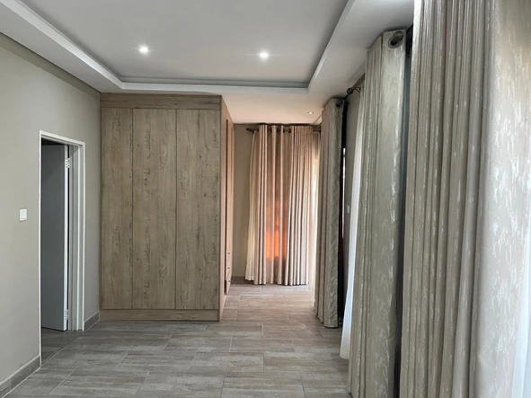 4 Bedroom Flat & Apartment