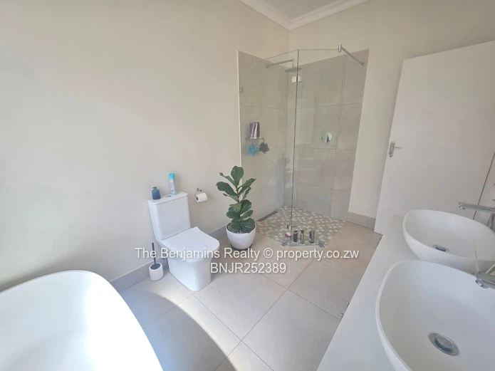 Up Market Townhouse In Newlands