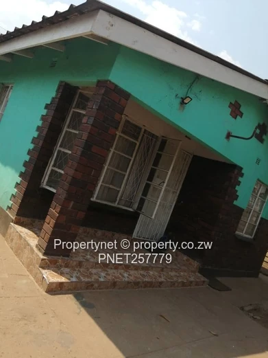 4-Bed Home in Glen View 3 with Title Deeds, Borehole & Secure Gate (Sole Mandate)