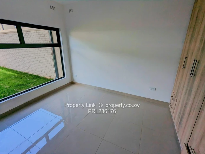 3-Bed 2-Bath Ground Floor Garden Flat in Avondale West