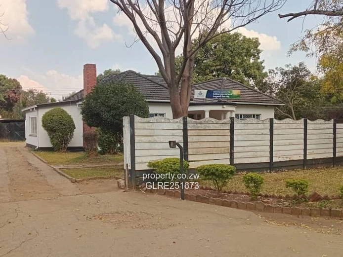 Renovator's 4-Bed Eastlea Home on 1300 m² with Pool & Borehole