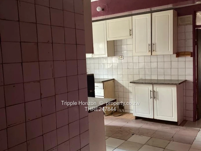 Gletwin Park: 6-Bed Luxury Home with Modern Kitchen & Pool