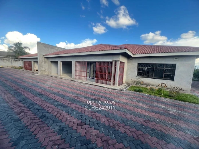 Modern 3-Bed Rockview Home — Open-plan & Paved Drive