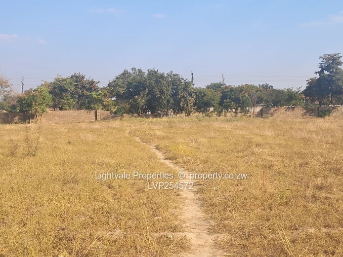 Agro-residential plot in Norton Knowe along Zvimba road (Sole Mandate)