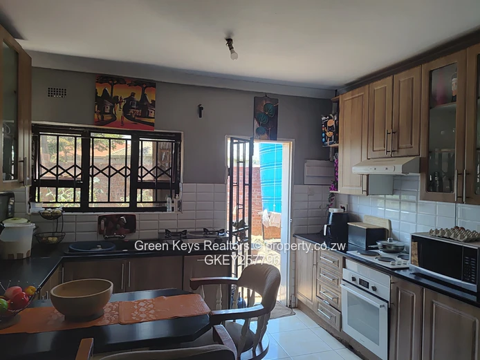 Gletwin 3 beds with main en-suitecottage on 2040sqm